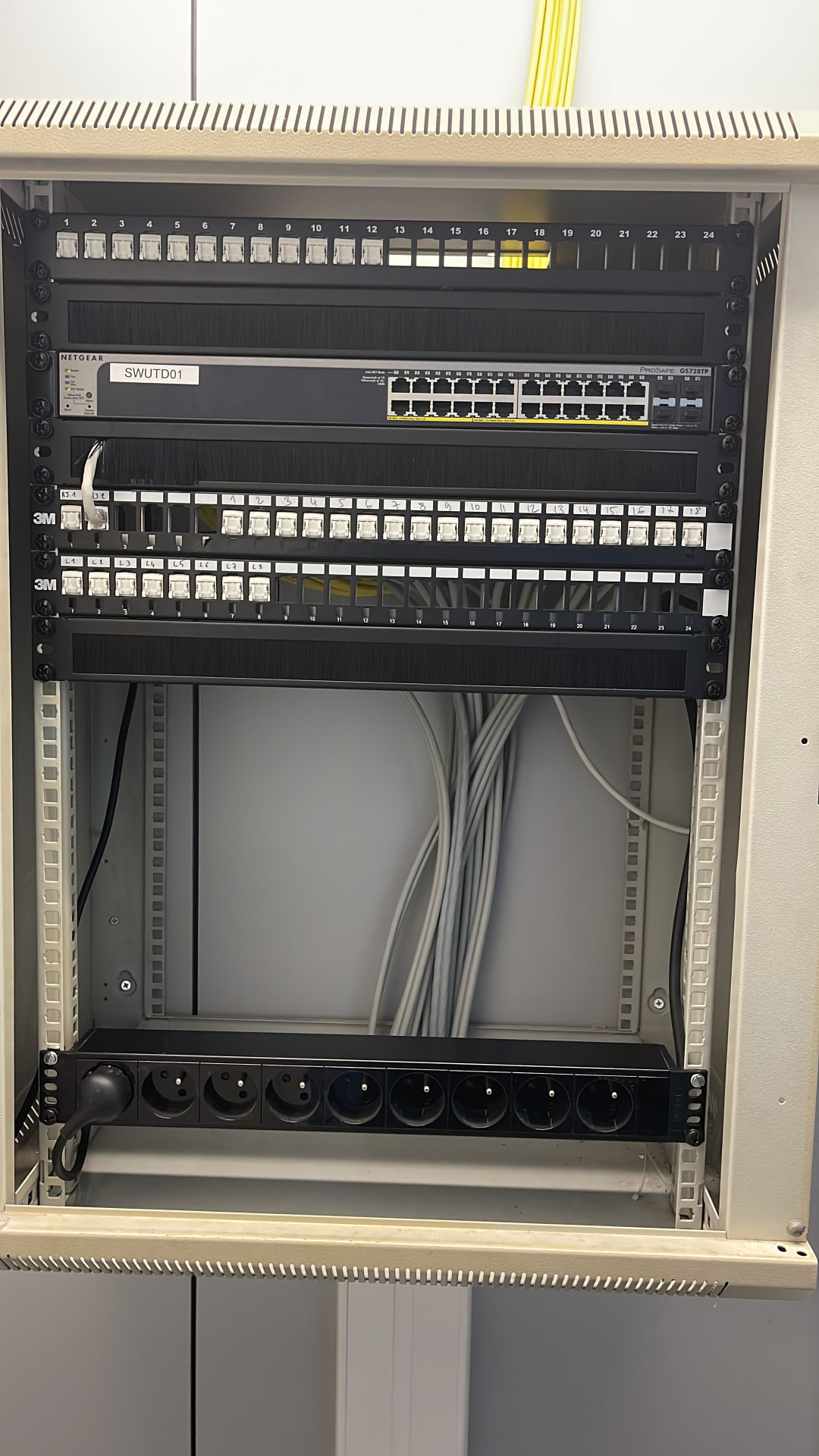 Baie de brassage réseau structurée avec switchs et cordons RJ45 repérés