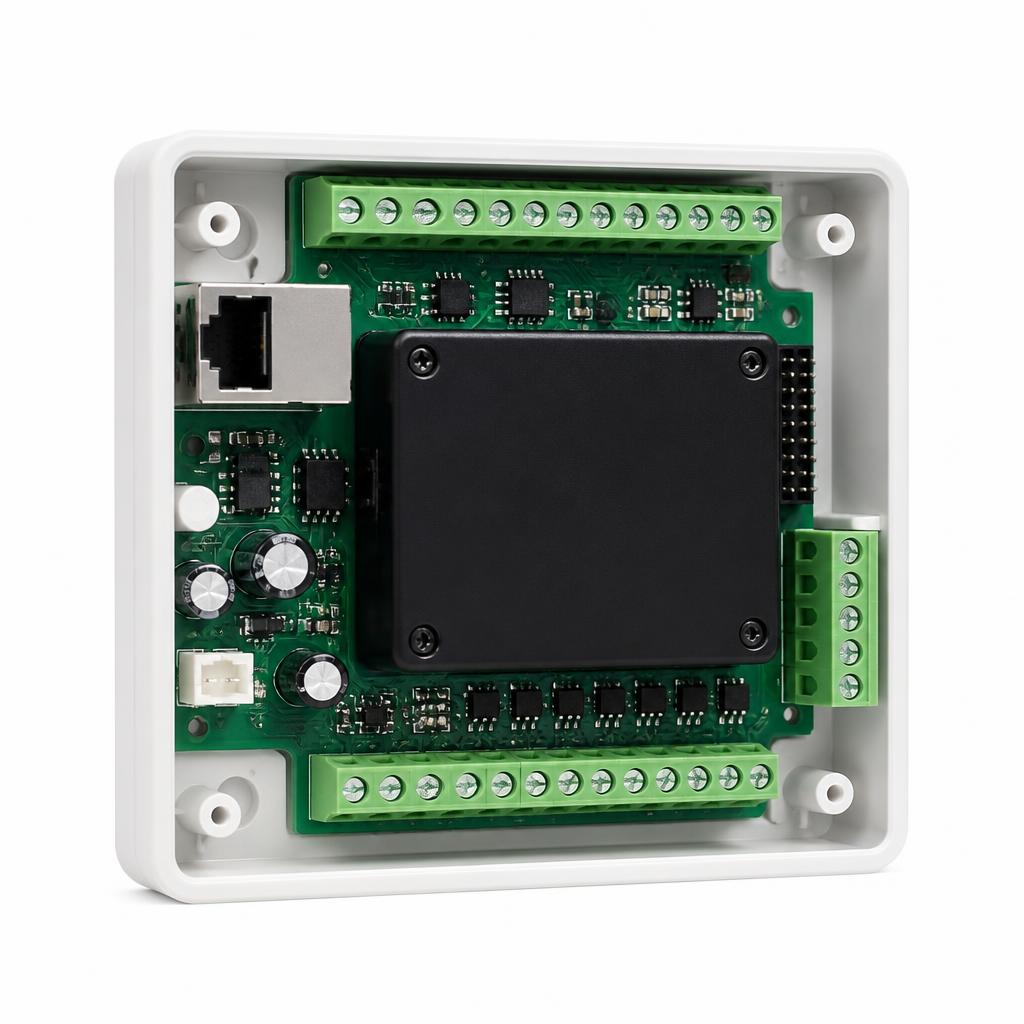 Contrôleur de porte Paxton Net2 IP PoE câblé dans une baie réseau par un technicien SEP CONCEPT