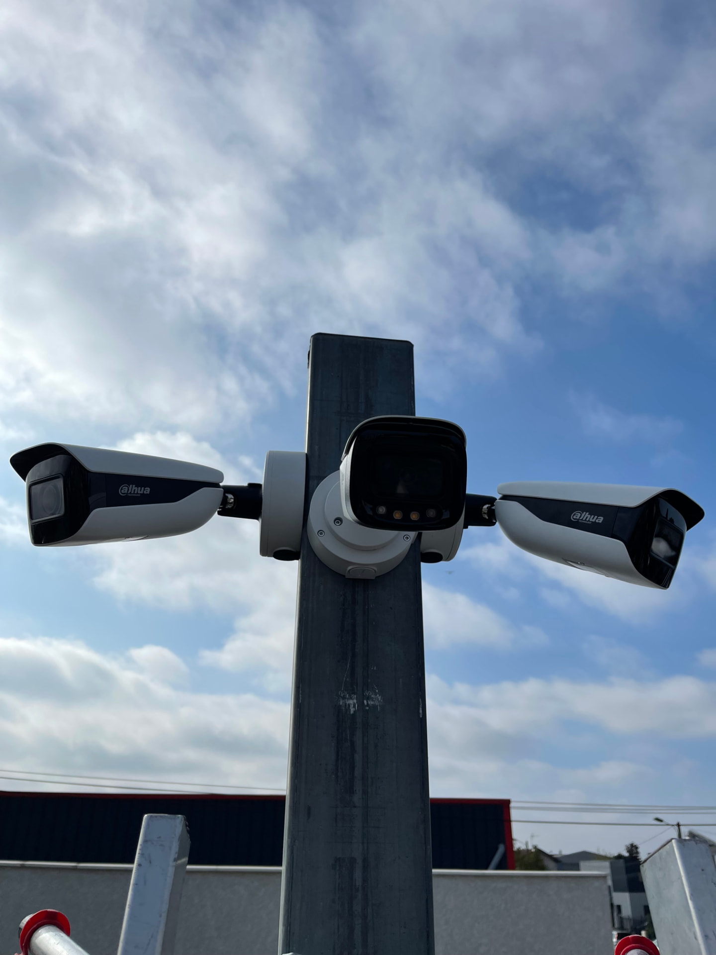 Mât de vidéoprotection — 3 caméras DAHUA — Saint-Bonnet-de-Mure (69)