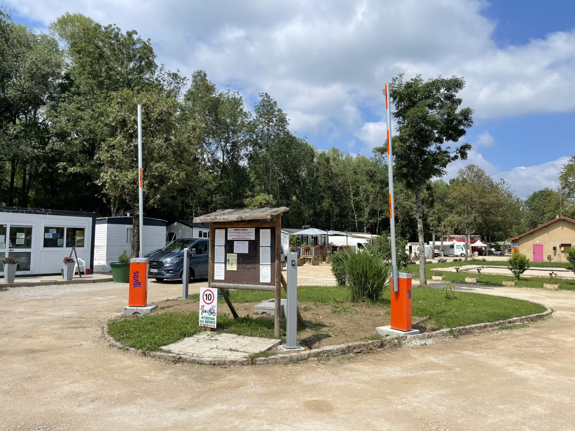 Camping — barrières automatiques et clavier codé — Rhône (69)