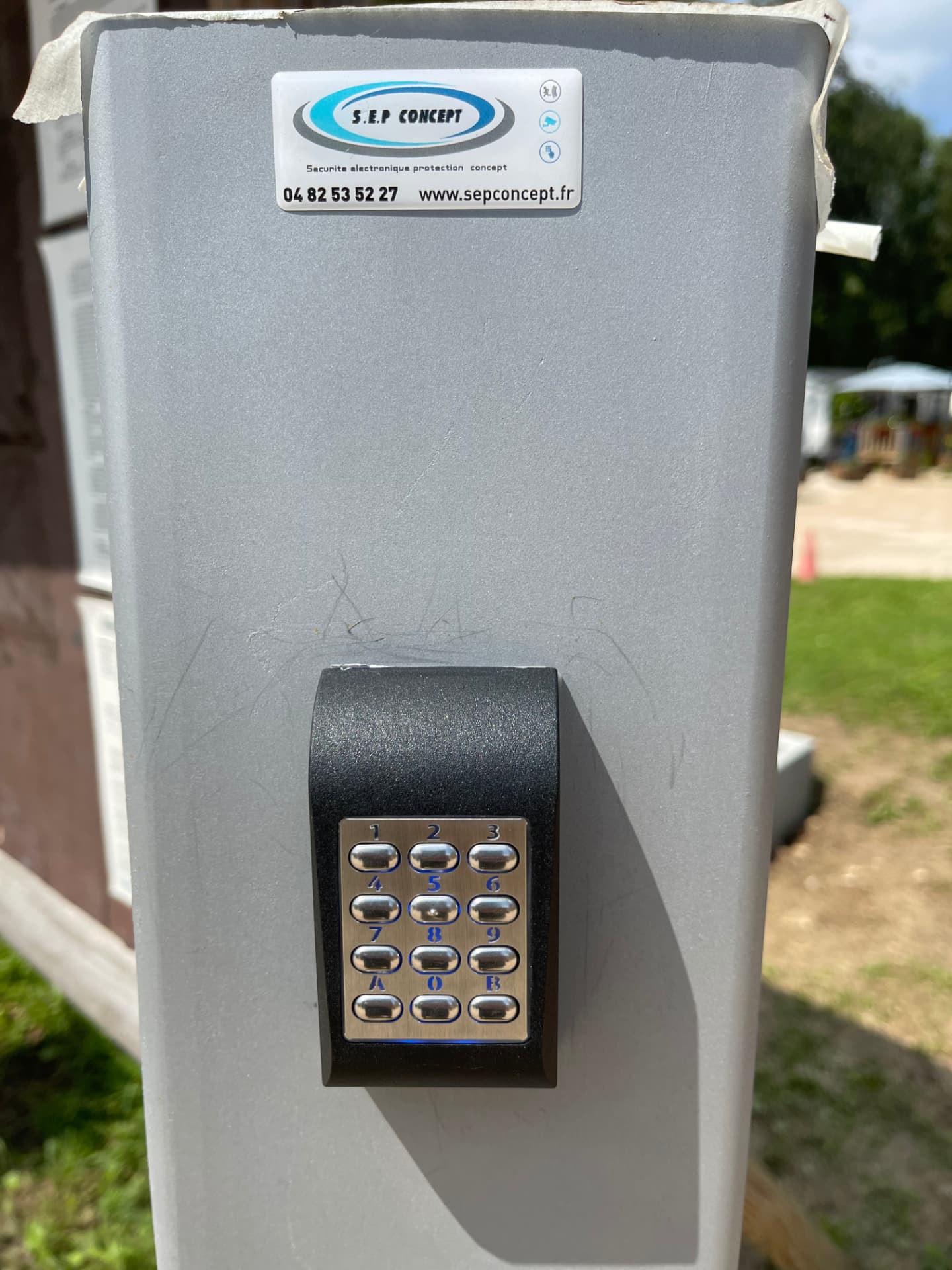Borne avec clavier codé et lecteur de badge installée par SEP CONCEPT — Camping — barrières automatiques et clavier codé — Rhône (69)